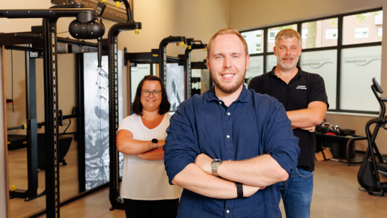 Drei Mitarbeitende des Gesundheitszentrums Kerzmann auf der Trainingsfläche